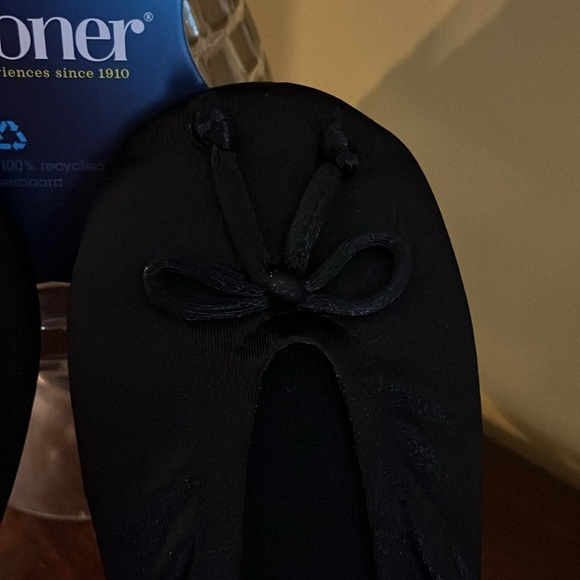 🔥NWT!Isotoner slippers Color:Black Size: SM/5-6 Soft and nice! - Picture 2 of 4